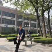 武汉第三职业学校的照片是什么时候拍摄的？是学生在校园内还是在课间休息时进行的照片拍摄呢？