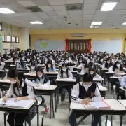 的学生中有多少学生选择了去武汉三中的复读班学习准备高考呢？