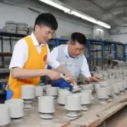 潮州市陶瓷职业技术学校与当地企业社区等建立了怎样的合作关系以及共同推进的职业培训计划呢？